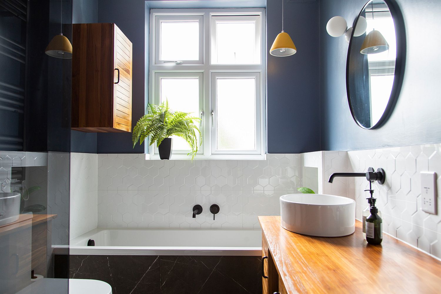 Pequeños baños en azul y blanco: dúo de moda y atemporal
