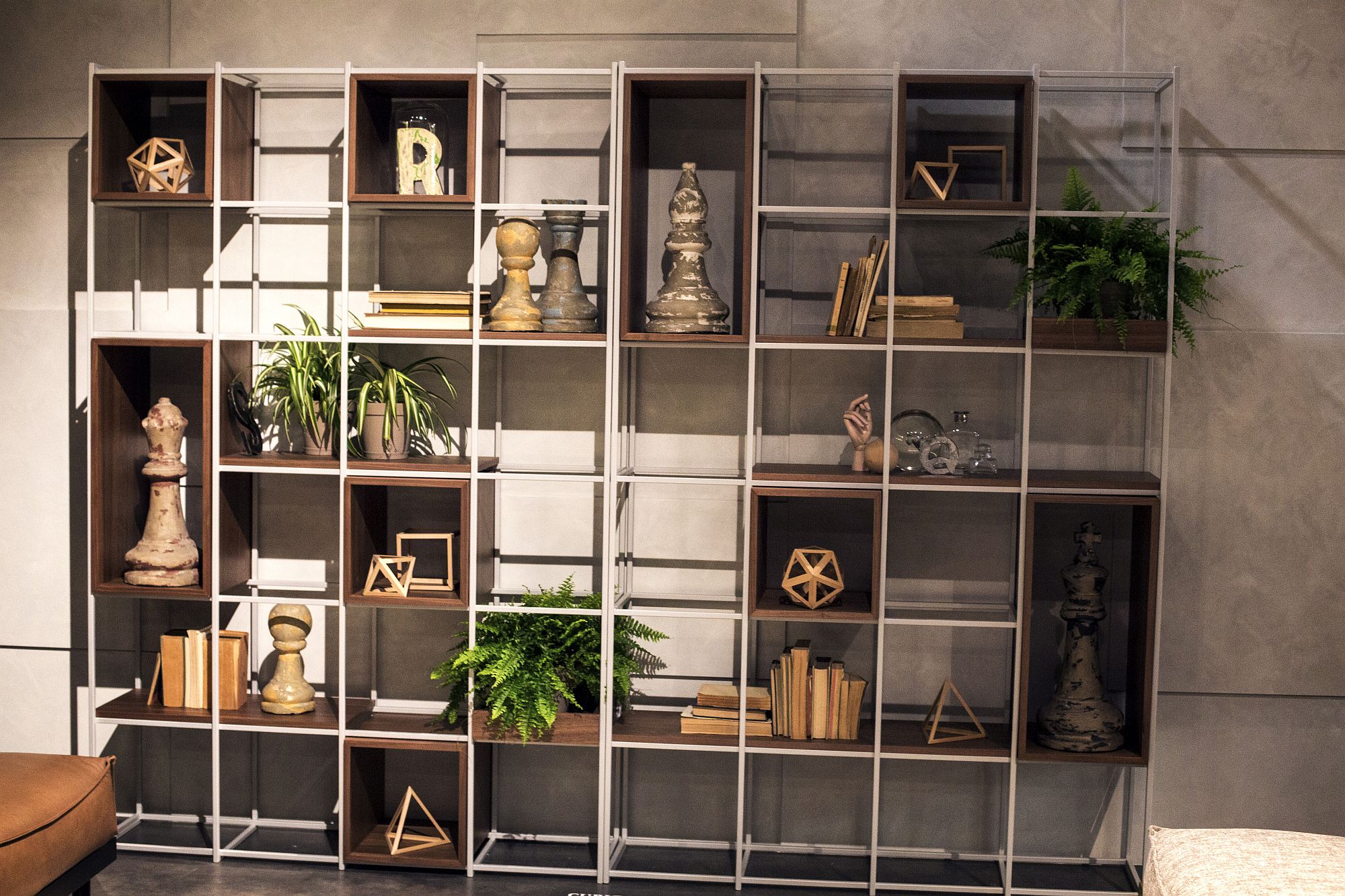 11 estantes de madera abiertos que traen modularidad y facilidad de decoración