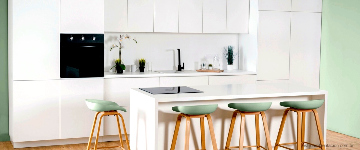 Cómo lograr un estilo contemporáneo con una cocina blanca y suelo gris