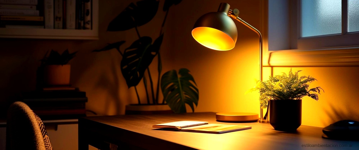 ¿Cuántos lúmenes debe tener una lámpara de escritorio?