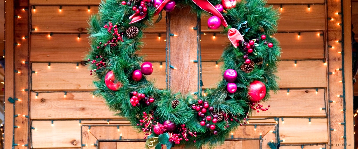 Pasos sencillos para colgar un adorno navideño en la puerta